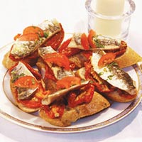 Tartines de filets de sardines, tomates et concombre