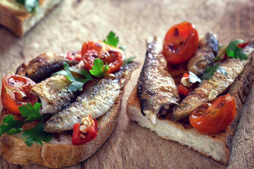 Sardines et tomates sur tranches de pain