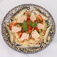 Salade de semoule et thon blanc à l'huile, à la menthe et au persil